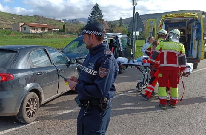 Cuatro heridos en una colisión de dos vehículos en Selaya