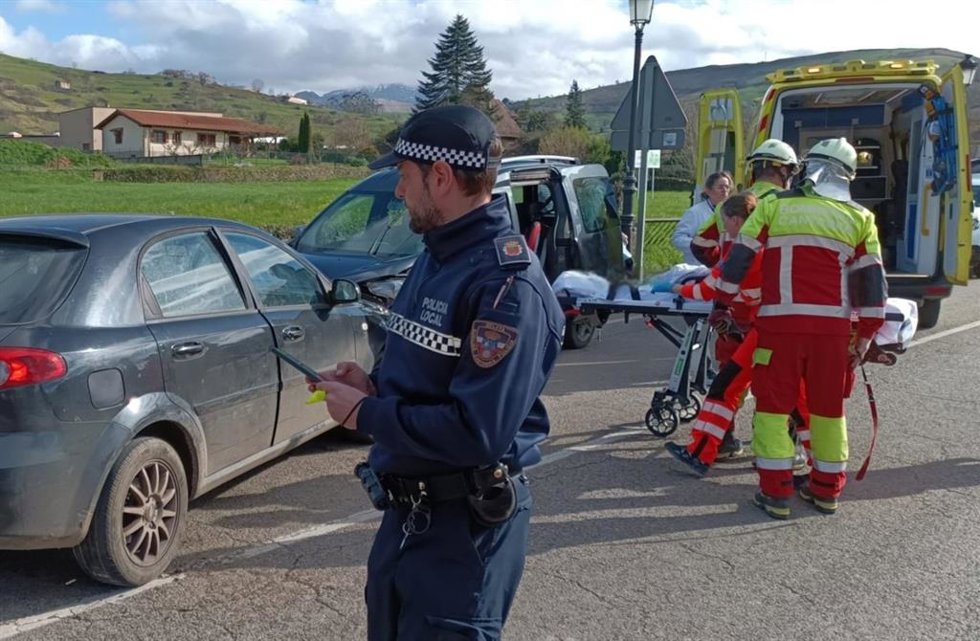 Cuatro heridos en una colisión de dos vehículos en Selaya