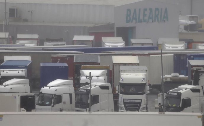 Imagen de camiones parados en los accesos al puerto de Algeciras cerrados tras la cancelación de todas las conexiones marítimas con Ceuta y Tánger debido a las condiciones adversas generadas por la borrasca. 