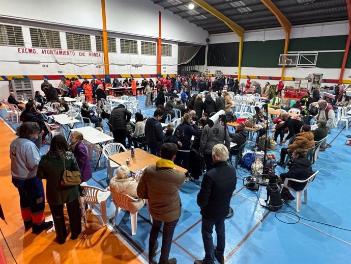 Vecinos de Grazalema en el El Pabellón El Fuerte de Ronda, donde fueron recepcionados el jueves tras abandonar su pueblo por los efectos del temporal.