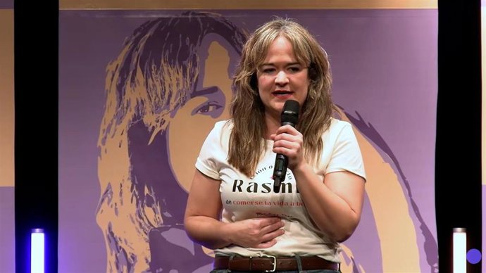 La candidata de Podemos a la Presidencia de Aragón, María Goikoetxea, en el acto de final de campaña.