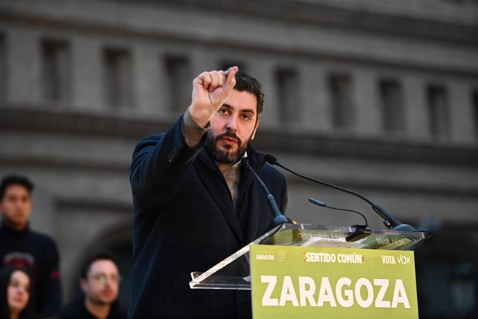 El candidato de VOX a las elecciones de Aragón, Alejandro Nolasco, interviene durante el mitin de cierre de campaña.