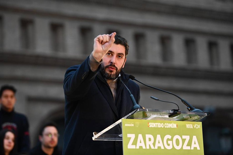El candidato de VOX a las elecciones de Aragón, Alejandro Nolasco, interviene durante el mitin de cierre de campaña.