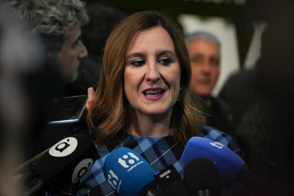 Archivo - La alcaldesa de Valencia, María José Catalá, realiza unas declaraciones a la prensa.