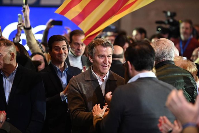 El presidente del PP, Alberto Núñez Feijóo, participa en el cierre de campaña de las elecciones autonómicas de Aragón, a 6 de febrero de 2026, en Zaragoza, Aragón (España).  Los comicios se celebran el próximo domingo 8 de febrero.
