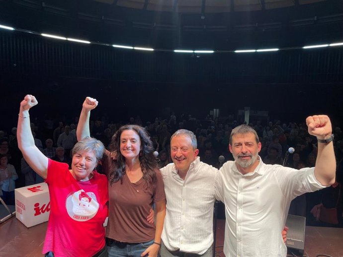 La candidata de IU-Movimiento Sumar a la Presidencia del Gobierno de Aragón, Marta Abengochea, segunda por la izquierda, en el mitin de cierre de campaña electoral antes de las elecciones anticipadas del próximo 8F.