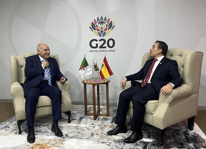 Archivo - El ministro de Exteriores de Argelia, Ahmed Attaf, y el ministro de Asuntos Exteriores, Unión Europea y Cooperación de España, José Manuel Albares, en los aledaños del G20 en Johannesburgo
