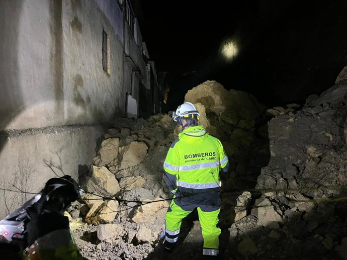 Bomberos supervisan edificio de la avenida de Los Remedios tras producirse un derrumbe como consecuencia del temporal.