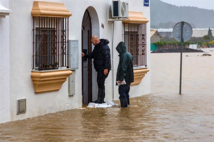 Viviendas anegadas de agua en la localidad gaditana de San Martín del Tesorillo, tras el paso de la borrasca. 