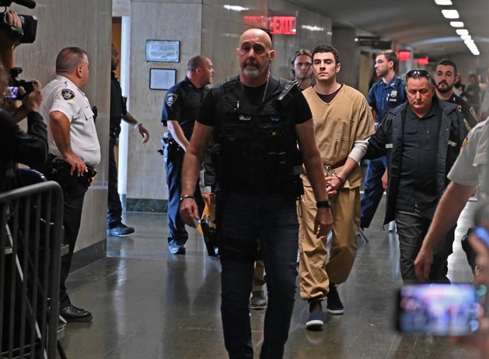 Archivo - September 16, 2025, New York, New York, USA: September 16, 2025 - New York, NY -USA - Luigi Mangione makes a very brief appearance in the NY State Criminal Court for his ongoing assassination case against the United Healthcare CEO, Brian Thompso