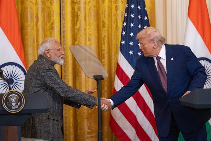 Archivo - Arquivo - WASHINGTON, 14 de fevereiro de 2025 — O presidente dos Estados Unidos, Donald Trump (à direita), e o primeiro-ministro indiano Narendra Modi, em visita ao país, participam de uma coletiva de imprensa conjunta na Casa Branca, em Washing