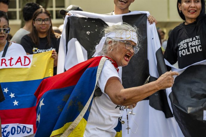 3 de fevereiro de 2026, Caracas, Distrito Capital, Venezuela: Estudantes universitários, mães e familiares de presos políticos e alguns presos libertados protestaram na terça-feira na Universidade Central da Venezuela (UCV), em Caracas, para exigir uma am