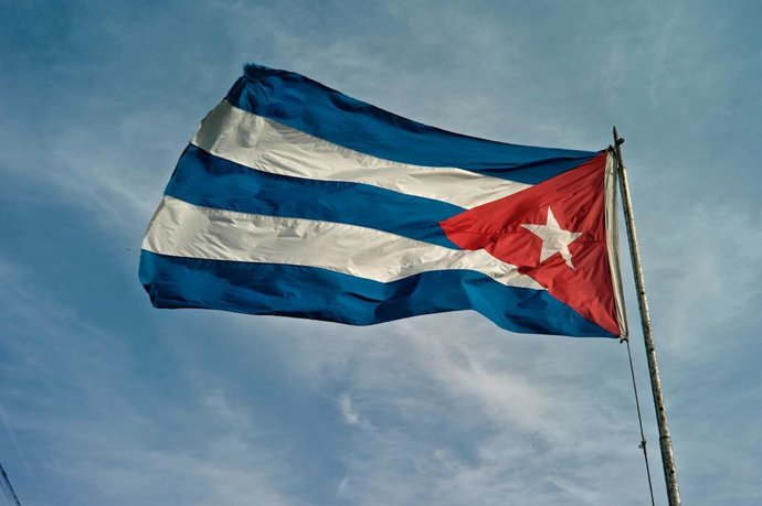 Archivo - Bandera de Cuba en La Habana