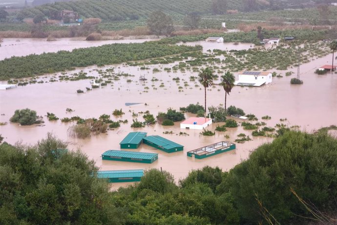 Imagen de la localidad gaditana de San Martín del Tesorillo y su entorno próximo inundada de agua tras el paso de la borrasca. 
