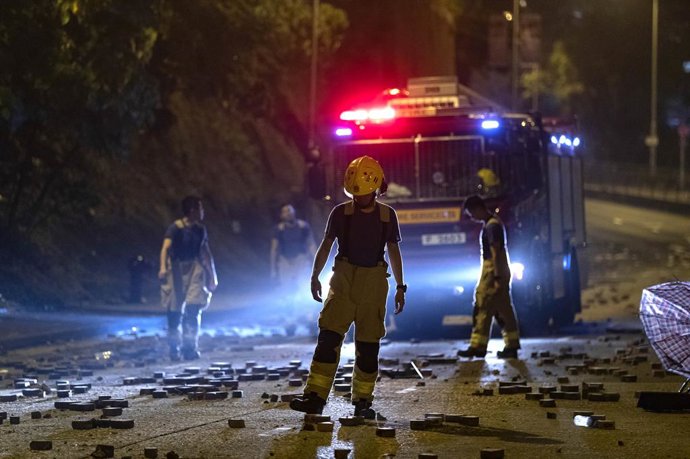 Archivo - Arquivo - 18 de novembro de 2019, Hong Kong, RAE de Hong Kong, China: Bombeiros passam pela Chatham Road South, no cruzamento com a Cheong Wan Road, em frente à escola. Cerco à Universidade Politécnica. A polícia cercou o campus da universidade 