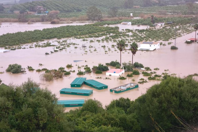 Imagen de la localidad gaditana de San Martín del Tesorillo y su entorno próximo inundada de agua tras el paso de la borrasca Leonardo por la zona. A 5 de febrero de 2026, en San Martín del Tesorillo, Cádiz (Andalucía, España). El Servicio de Emergecias d