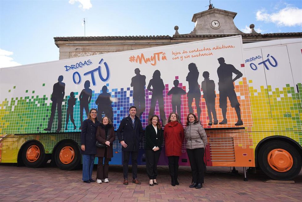 Archivo - Archivo.- La consejera de Sanidad de la Comunidad de Madrid, Fátima Matute, visita el autobús 'Drogas o tú'