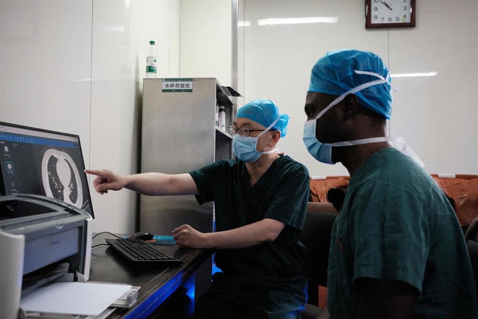Archivo - Médicos nigerianos estudian en un hospital de Wuhan (China)