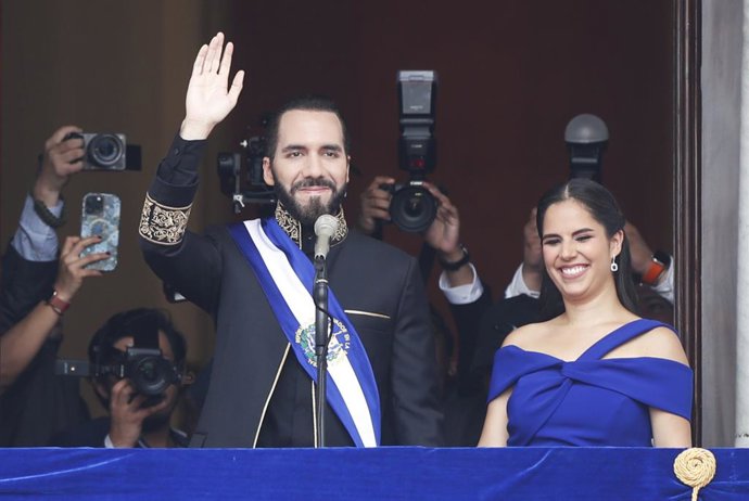 Archivo - Arquivo - O presidente eleito de El Salvador, Nayib Bukele, e a primeira-dama salvadorenha, Gabriela Rodríguez, no Palácio Nacional, em 1º de junho de 2024, em El Salvador (San Salvador). Sua Majestade, o Rei, viajou para San Salvador, acompanha