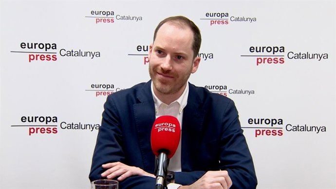 El portavoz del PP en el Parlament, Juan Fernández, durante una entrevista de Europa Press