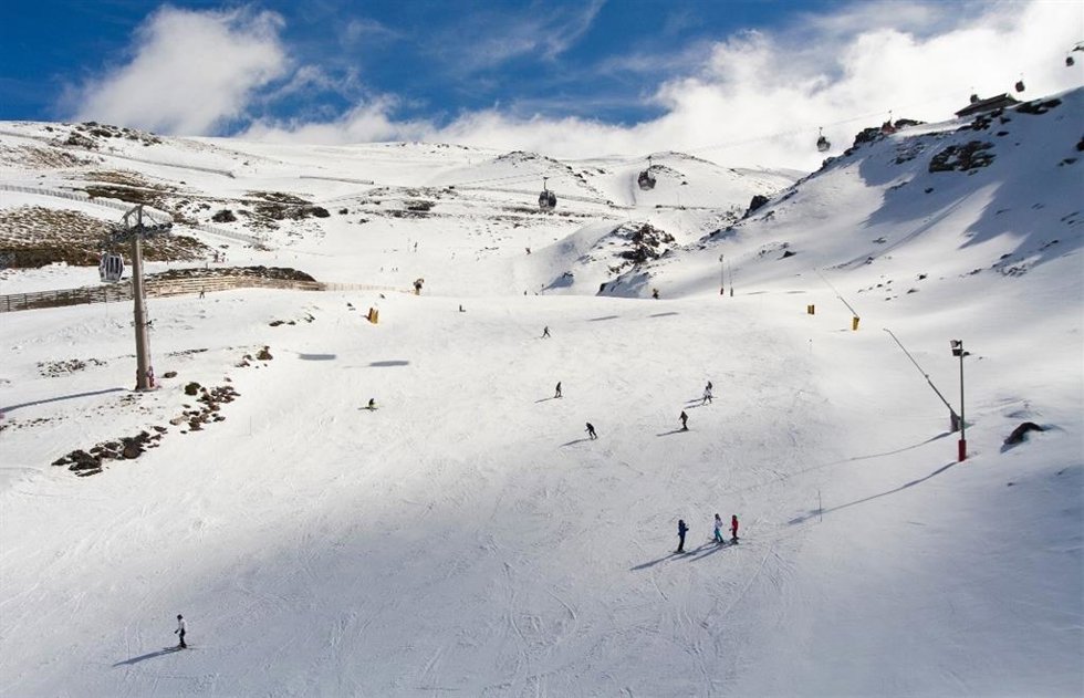 Archivo - Imagen de archivo de una de las pistas de la estación de esquí de Sierra Nevada (Granada).