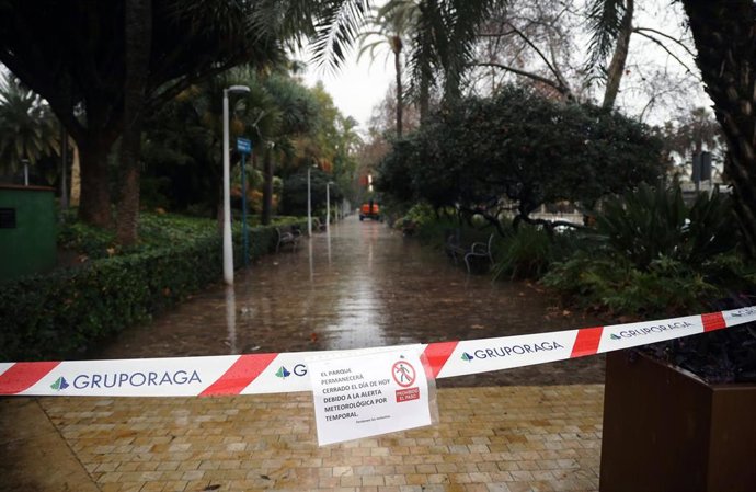 Imagen de archivo de un parque de la capital malagueña cerrado ante el aviso naranja de la Agencia Estatal de Meteorología (Aemet) por viento.