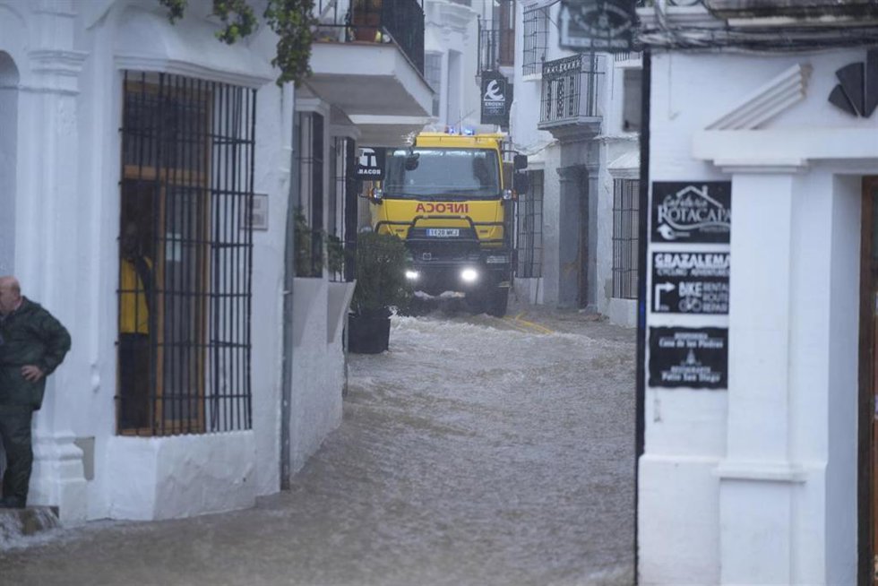 Distintos cuerpos de bomberos trabajan en labores de achique de agua en calles y vivendas de la localidad gaditana de Grazalema inundadas tras el paso de la borrasca Leonardo. A 4 de febrero de 2026, en Grazalema, Cádiz (Andalucía, España). ARCHIVO.
