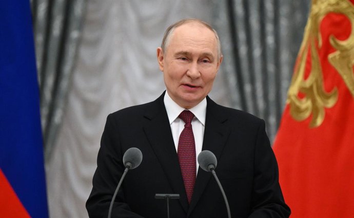 6 de fevereiro de 2026, Rússia, Federação Russa: O presidente russo Vladimir Putin entrega o Prêmio Presidencial de Ciência e Inovação 2025 a jovens cientistas durante uma cerimônia realizada no Salão Santa Catarina, no Kremlin, na Rússia, em fevereiro. 