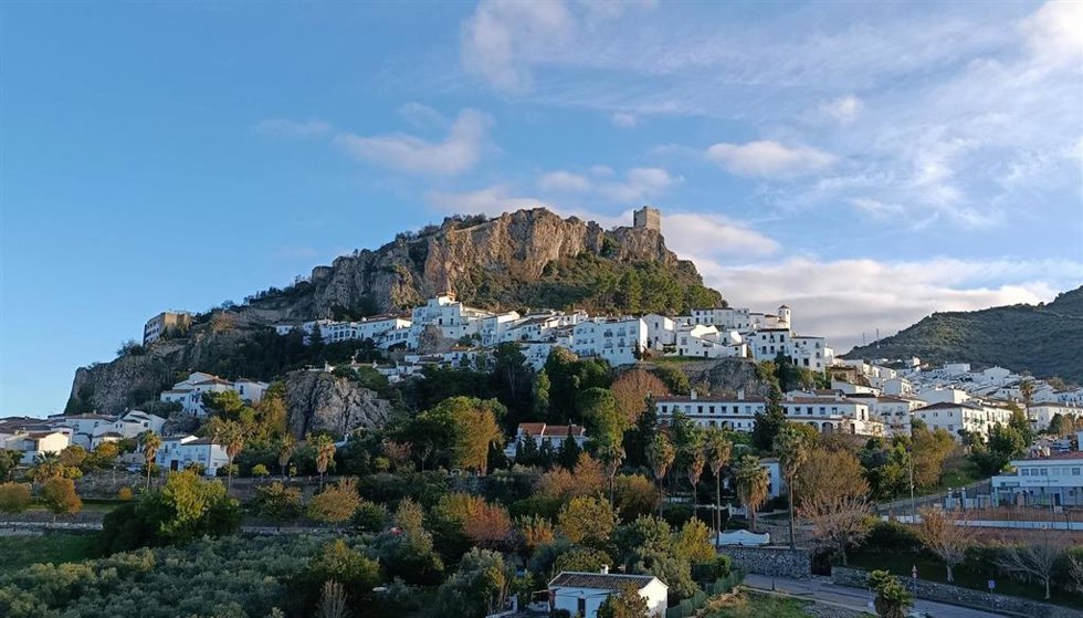 Archivo - Vista panorámica de Zahara de la Sierra, en la provincia de Cádiz. ARCHIVO.