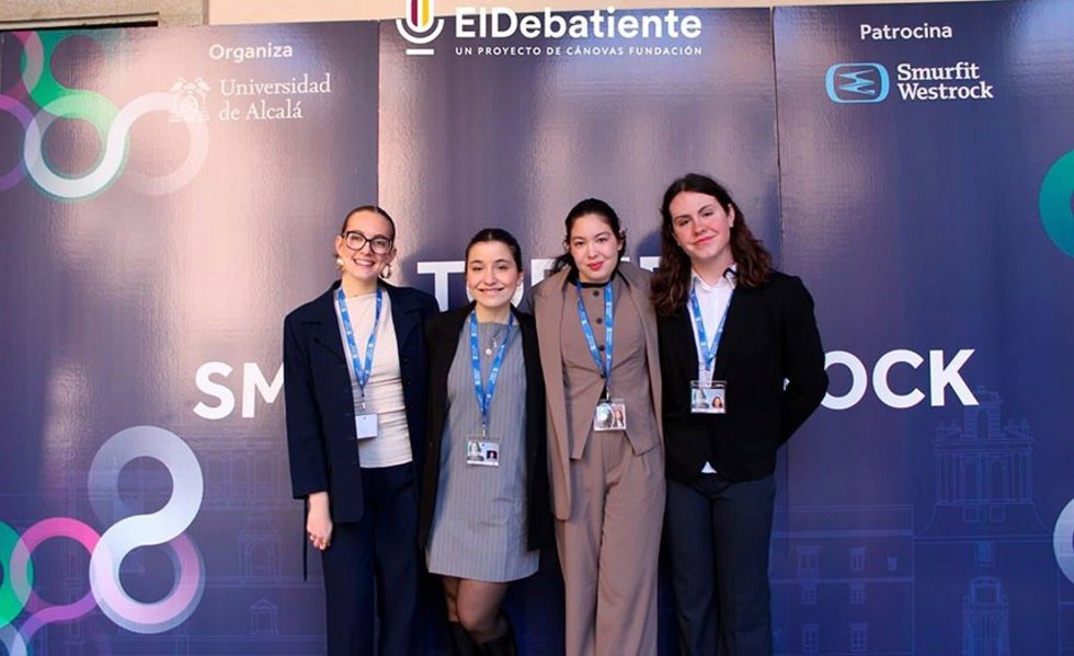 Alumnas participantes en el debate. De izda. A dcha., Clara Asensio, Arianna Agostini, Yanaina García y Claudia Infantes.