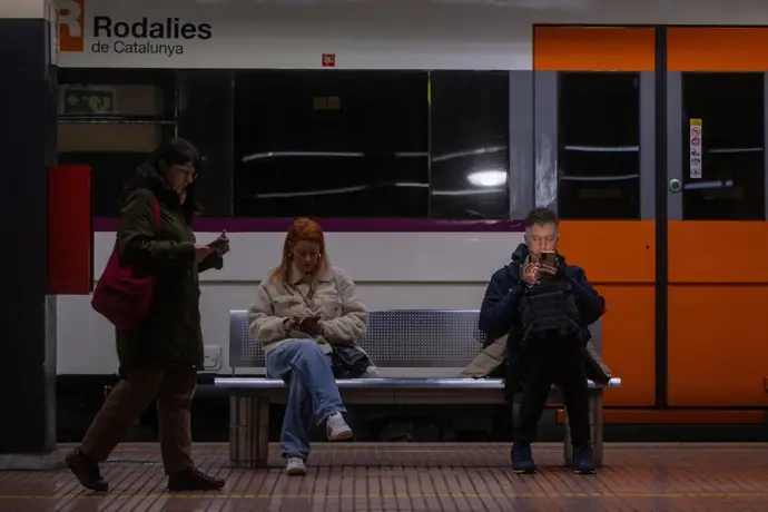 Pasajeros en la Estación de Fabra i Puig, Barcelona
