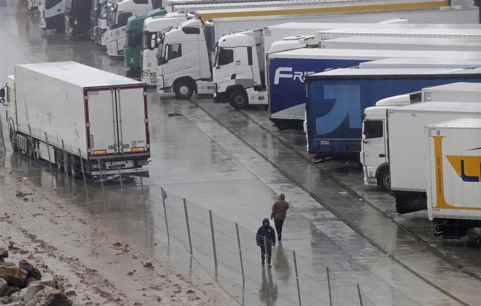 Imagen de camiones parados en los accesos al puerto de Algeciras cerrados tras la cancelación de todas las conexiones marítimas con Ceuta y Tánger debido a las condiciones adversas generadas por la borrasca Joseph. A 27 de enero de 2026, en Algeciras.