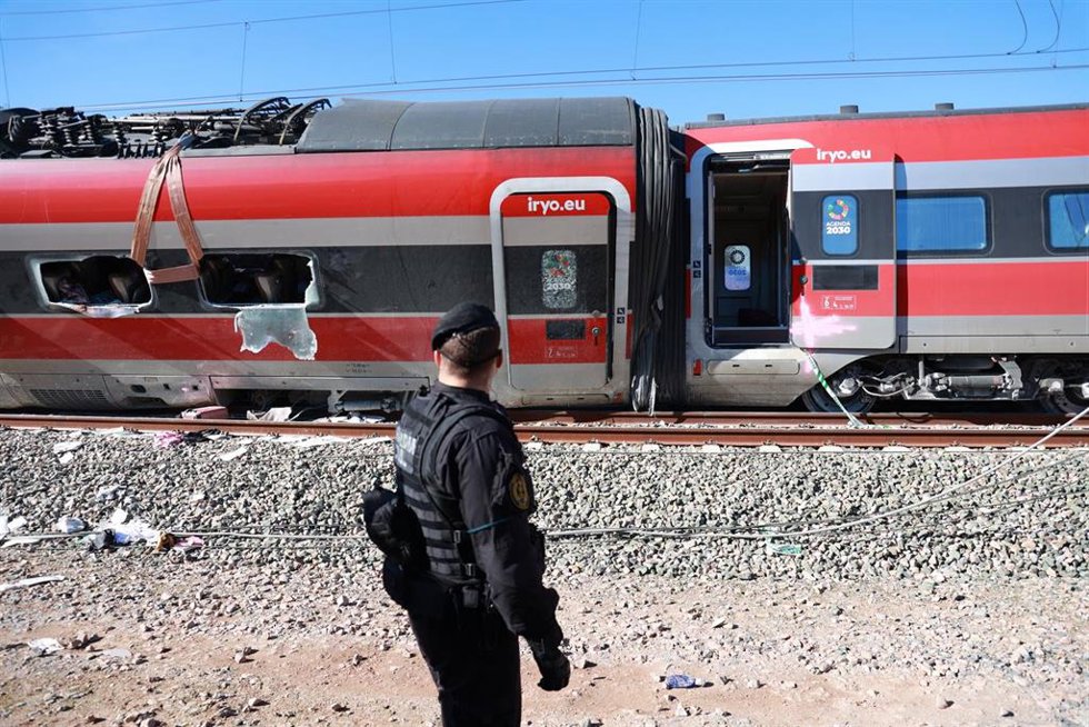 Un agente trabaja en el lugar del accidente en Adamuz, Córdoba.
