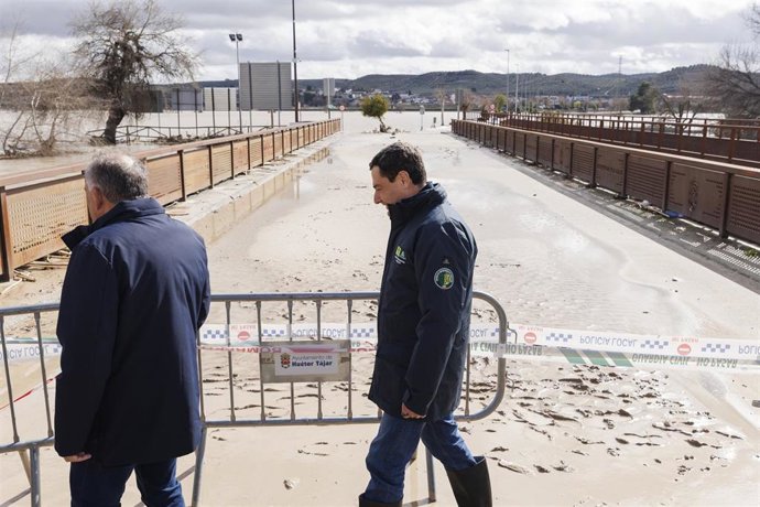 El presidente de la Junta de Andalucía, Juanma Moreno (d), visita este viernes 6 de febrero la localidad de Húetor Tájar, en la comarca granadina de Loja, gravemente afectada e incomunicada tras quedar rodeada por el agua tras desbordarse el río Genil.