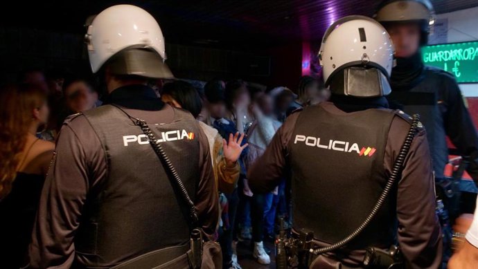 Archivo - Agentes de la Policía Nacional en Oviedo.