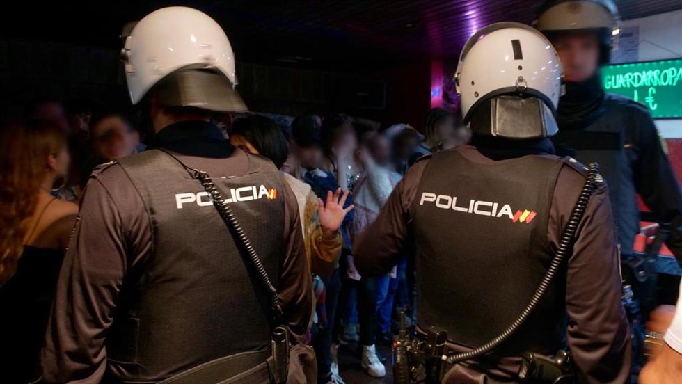 Archivo - Agentes de la Policía Nacional en Oviedo.