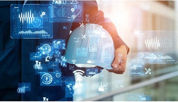 Archivo - Un trabajador sujetando un casco