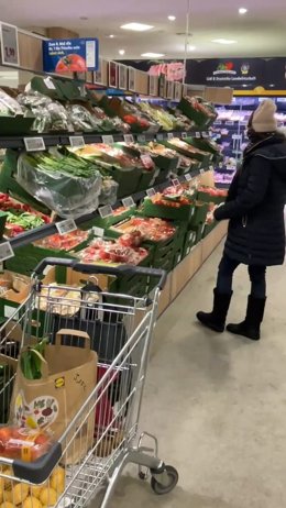 Imagen de la zona de frutas y hortalizas en un supermercado en Berlín