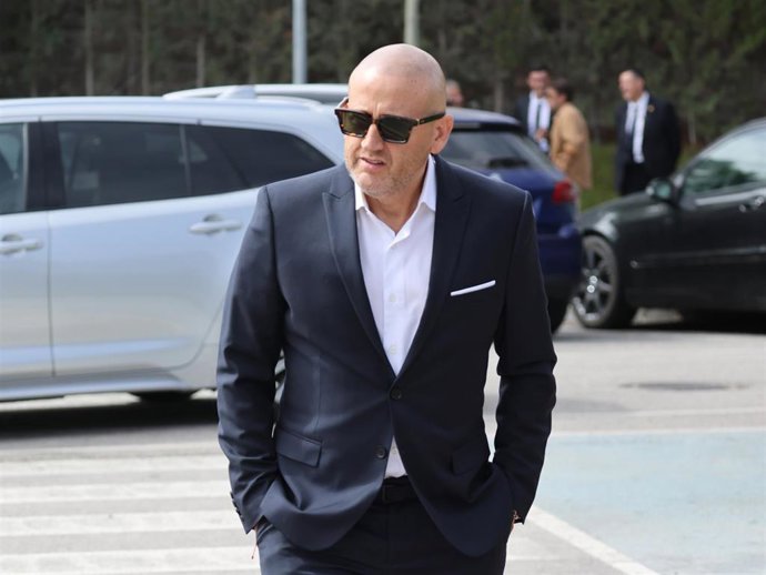 Archivo - Gustavo Guillermo a su llegada al tanatorio La Paz para despedir a María Teresa Campos, a 05 de septiembre de 2023, en Madrid (España).    José Ramón Hernando / Europa Press