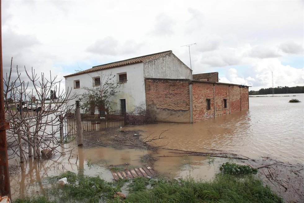 Crecida del río Guadalquivir a su paso por el pueblo sevillano de Lora del Río, en foto de archivo.