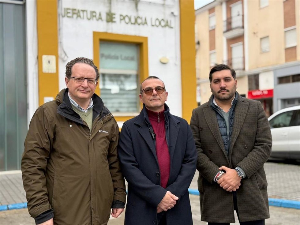 Jacobo Ortiz, de Vox en La Carlota, en el centro en la imagen