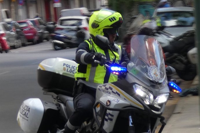 Agente de la Policía Local de Palma en moto.