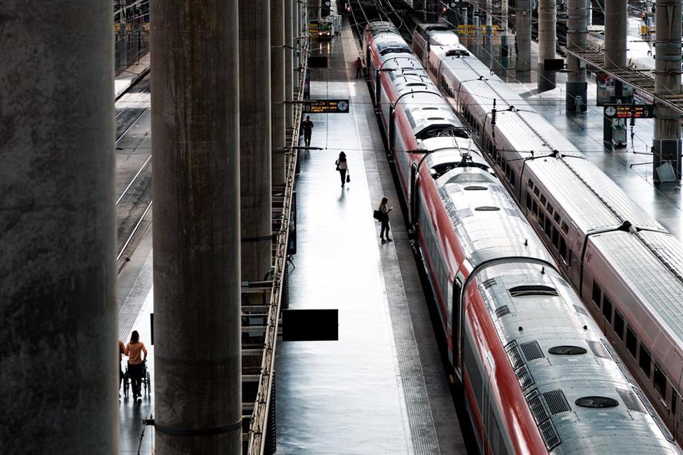 Archivo - Un tren en la Estación de Madrid - Puerta de Atocha - Almudena Grandes, a 21 de octubre de 2025, en Madrid (España).