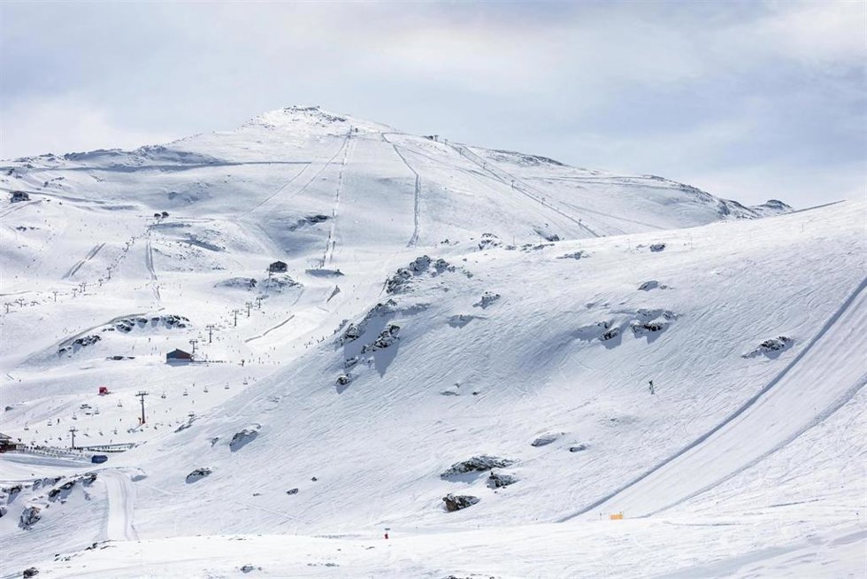 Archivo - Pistas de esquí en Sierra Nevada en imagen de archivo.