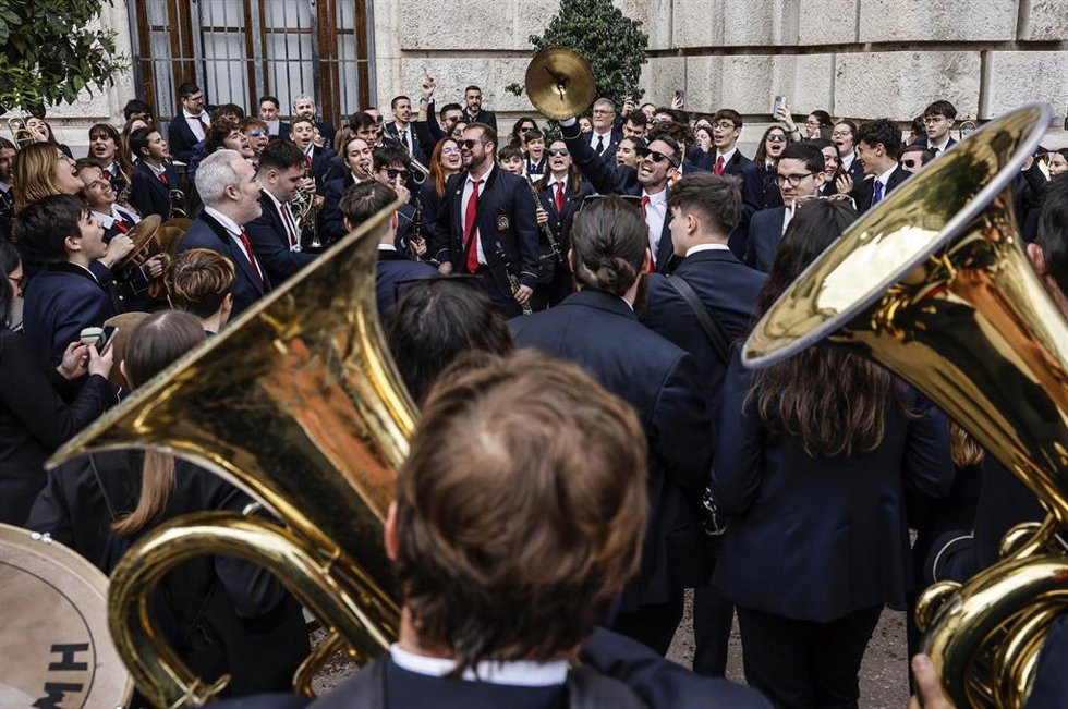 Archivo - Una banda de música toca antes de la masclet en imagen de archivo