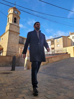 El candidato de Vox a la Presidencia del Gobierno de Aragón, Alejandro Nolasco, paseando por Villastar.