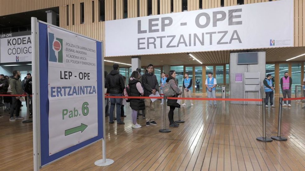 Entrada al primer examen de la OPE de la Ertzaintza en el BEC de Barakaldo (Bizkaia)