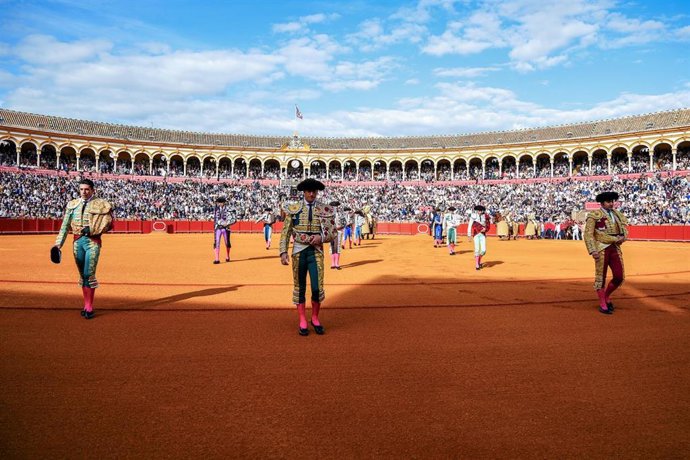 Archivo - Los toreros, Morante de la Puebla (d), Alejandro Talavante (i), Daniel Luque Luque (c) durante el primer festejo de la temporada en Sevilla. A 20 de abril de 2025 en Sevilla, Andalucía (España). (Foto de archivo).