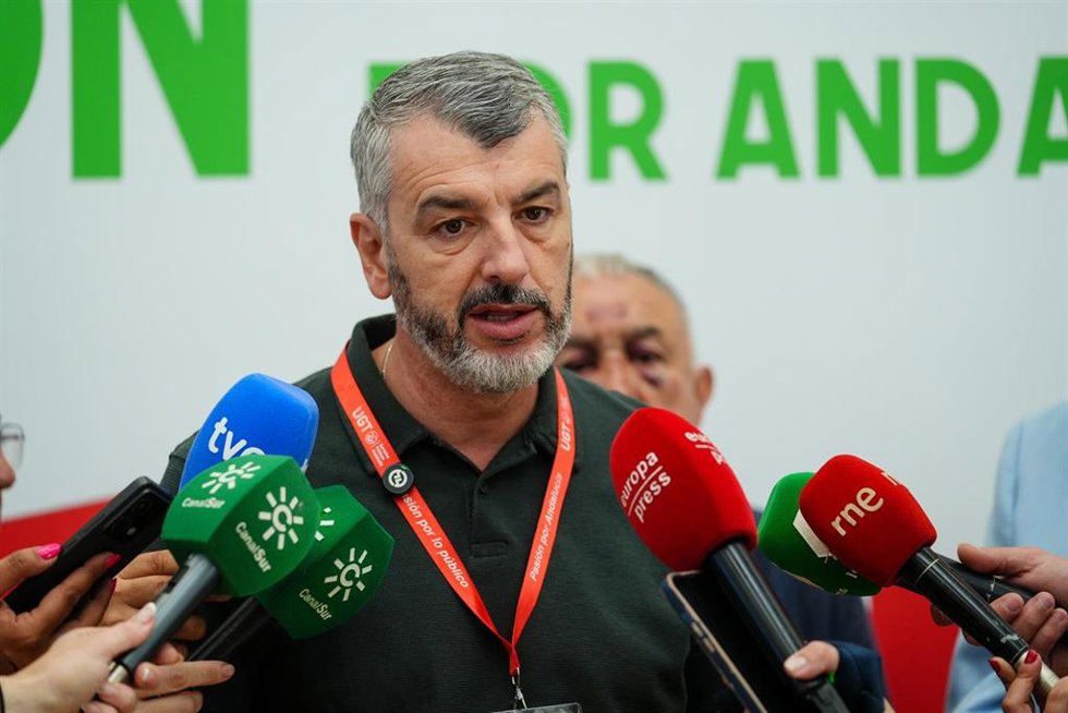 Archivo - Imagen de archivo del secretario general de UGT Andalucía, Óskar Martín, en atención a los medios de comunicación.