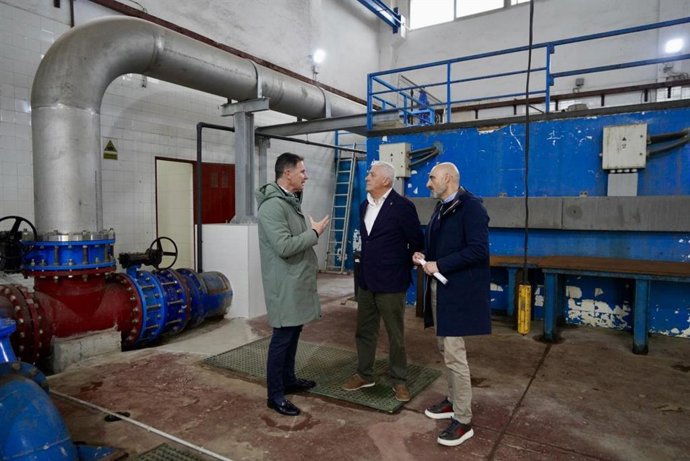 El consejero de Medio Ambiente durante una visita a la desalinizadora de Melilla.